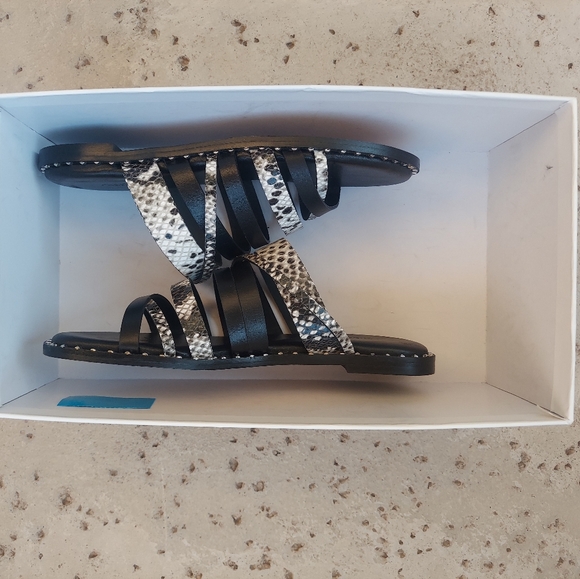 Charles David Strappy Black *Patterned Studded Flat Sandal. Size 5 - Picture 5 of 6